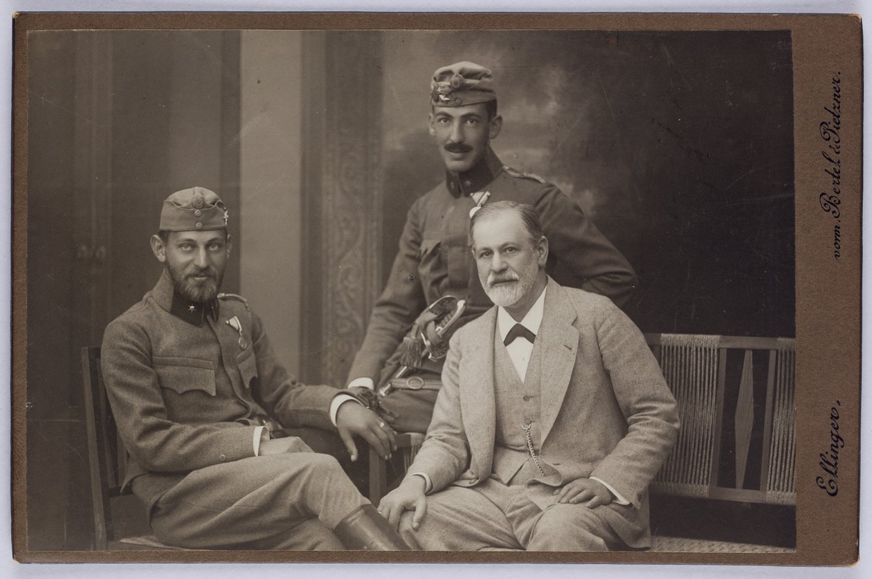 Sigmund Freud se svými syny Ernstem a Martinem ve vojenských uniformách, asi 1916 (čb fotografie) od Unknown photographer
