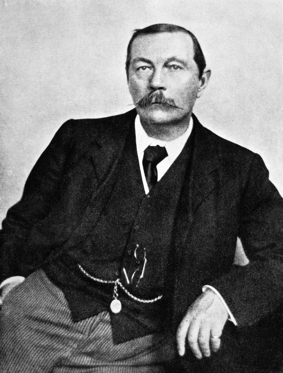 Sir Arthur Conan Doyle (1858-1930), skotský spisovatel, zde kolem roku 1910 (čb fotografie) od Unknown photographer