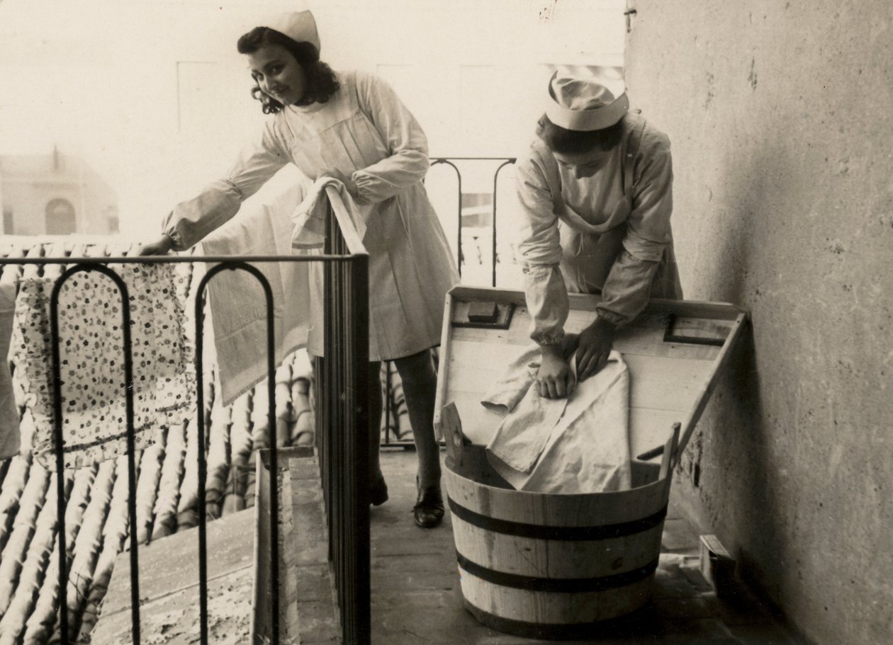 Některé ženy se věnují praxi praní v ženské odborné škole "Regina Elena" di Imola, dnes střední škola "Innocenzo da Imola". od Unknown photographer