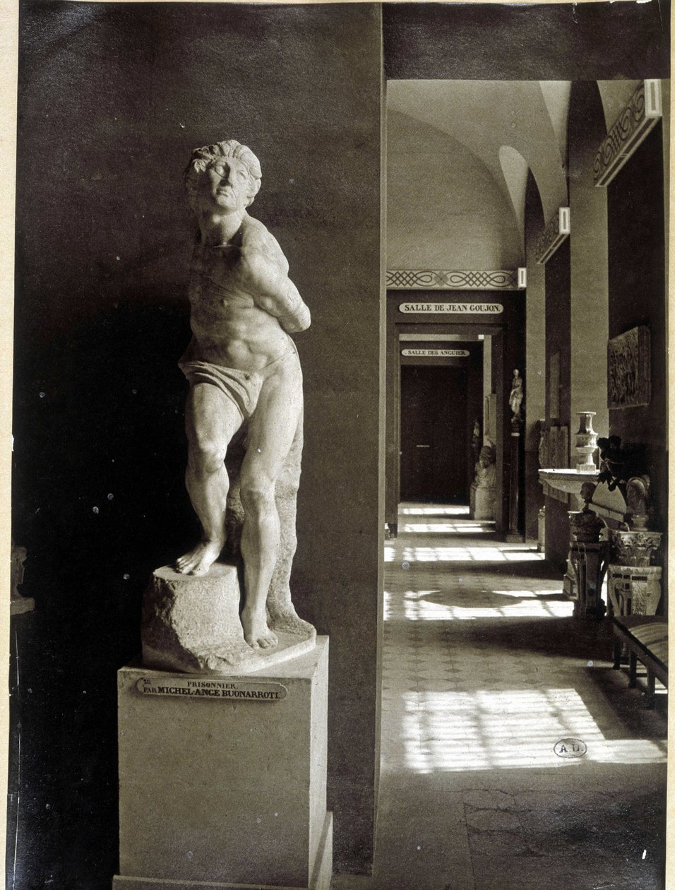 Louvre a „Vězeň“ od Michelangela Buonarroti dit Michel Ange (Michelangelo nebo Michelangelo od Unknown photographer