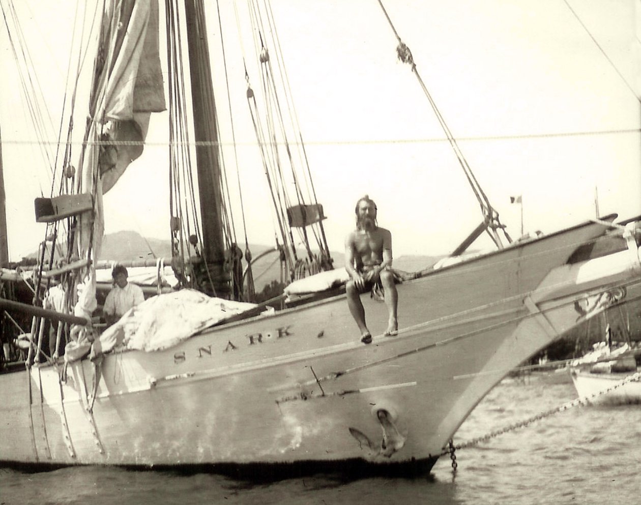 „Člověk z přírody“ na palubě „Snark“ v jižních mořích (černobílá fotografie) od Unknown photographer