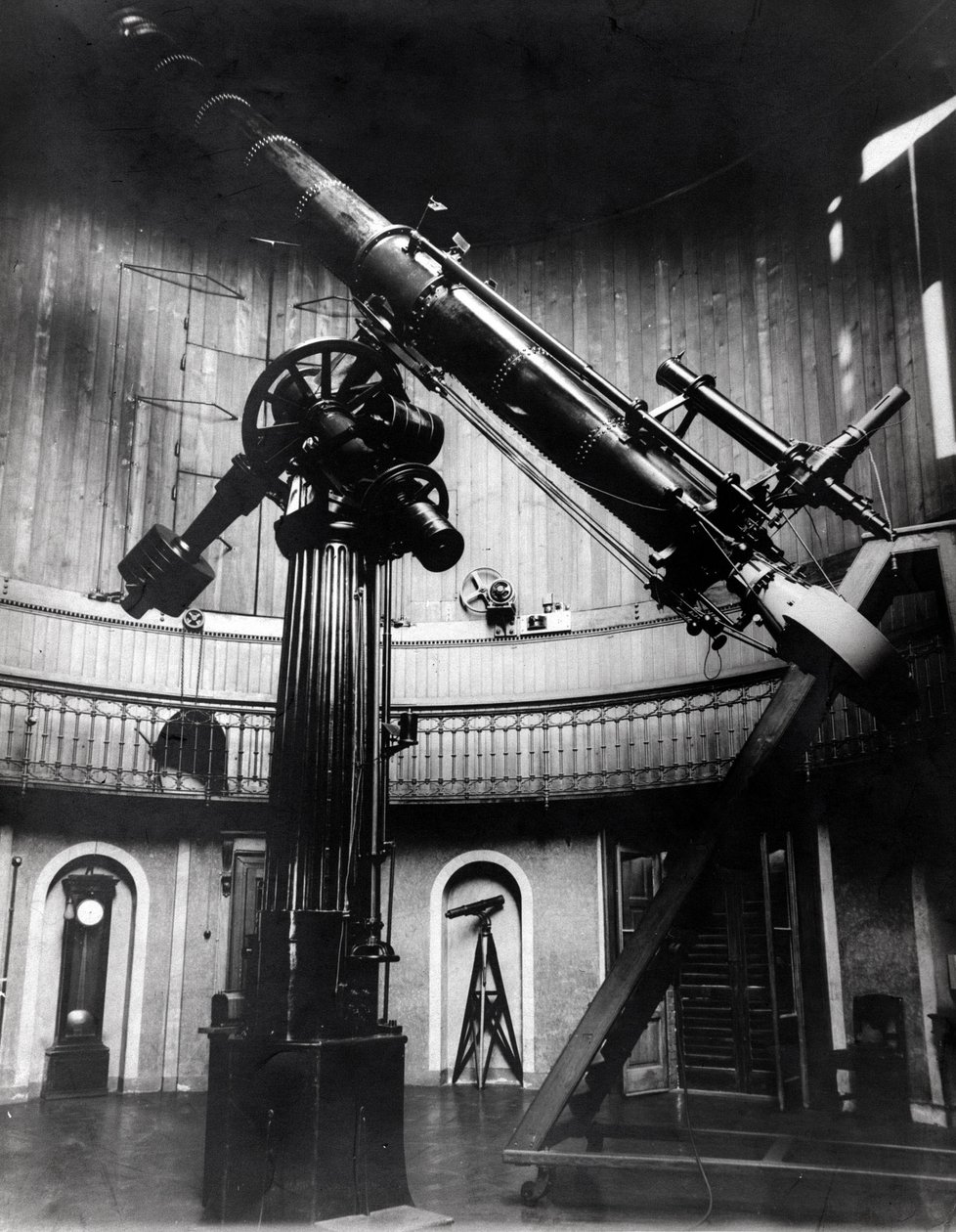Dalekohled Schmidt od Giovanniho Virginia Schiaparelliho (1835-1910), astrofyzika v Breře (Milán). Pozoroval přímočaré konfigurace na planetě Mars a nazýval je marťanskými kanály (canali). od Unknown photographer