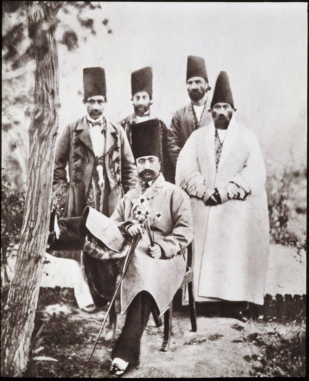 Šáh Persie Nasser-ed-Din a jeho komorníci od Unknown photographer