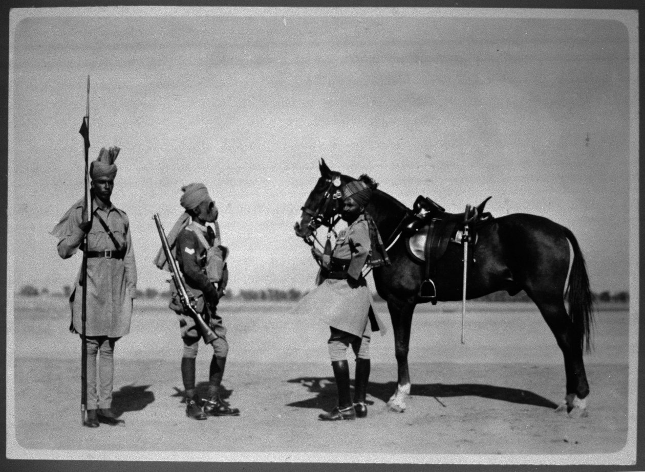 Tři sesedlí sowarové z 2. lehké kavalérie Madras, circa 1880 od Unknown