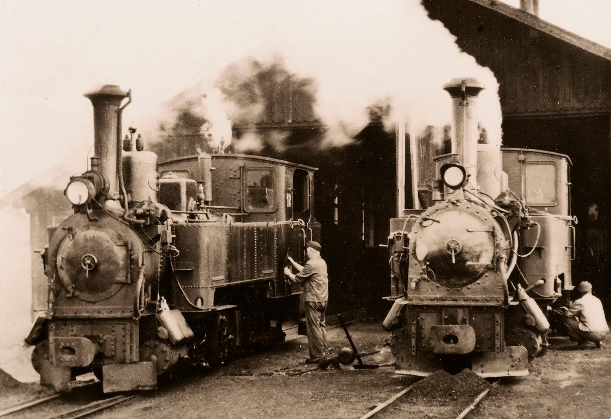 Dvě parní lokomotivy udržované dvěma pracovníky. od Unknown photographer