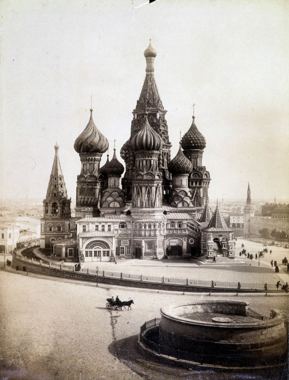 Pohled na kostel svatého Basila Blaženého na Rudém náměstí v Moskvě. od Unknown photographer