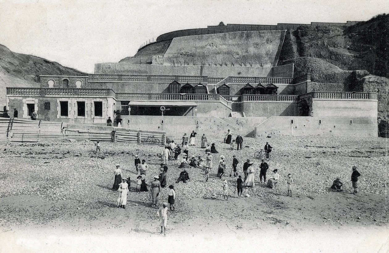 Näkymä Mesnil Valin (Mesnil-Val) rannalle kasinoineen ja terasseineen, Manche Normandy -postikortti 1900-luvun alusta od Unknown photographer
