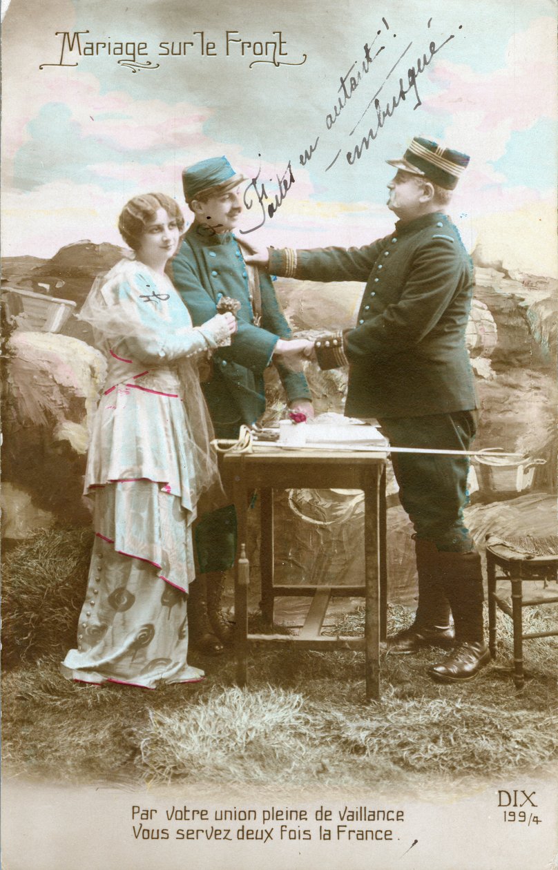 Pohlednice z 1. světové války, na přední straně manželství vojáka (poilu) a mladé ženy, pomocné vojenské síly, od důstojníka kvalifikovaného jako přepadený. (foto) od Unknown photographer