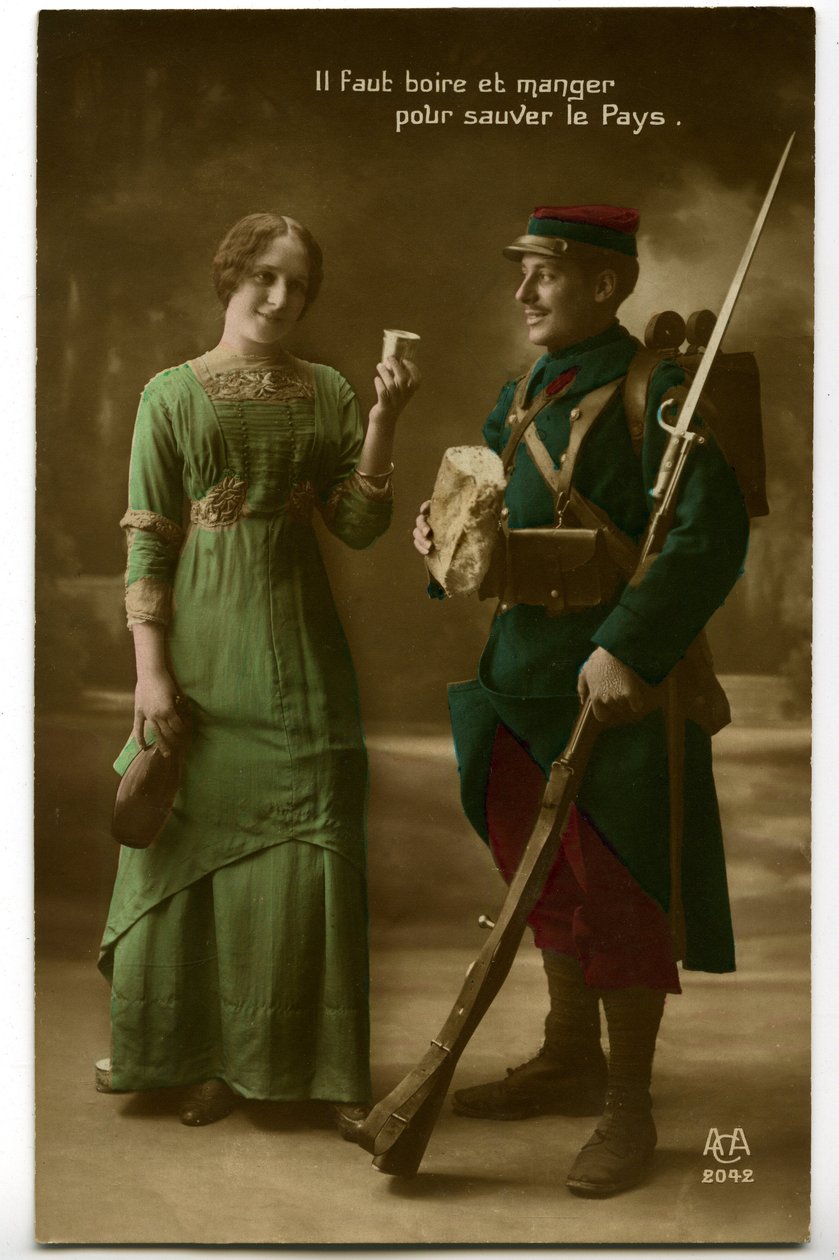 Válka 1914 - 1918 (14-18): dobová pohlednice zachycující francouzského vojáka v uniformě s modrým horizontem (modrý horizont), který přijímá chléb a víno, jež mu přináší mladá žena: pijte a jezte, abyste zachránili zemi - jídlo - od Unknown photographer