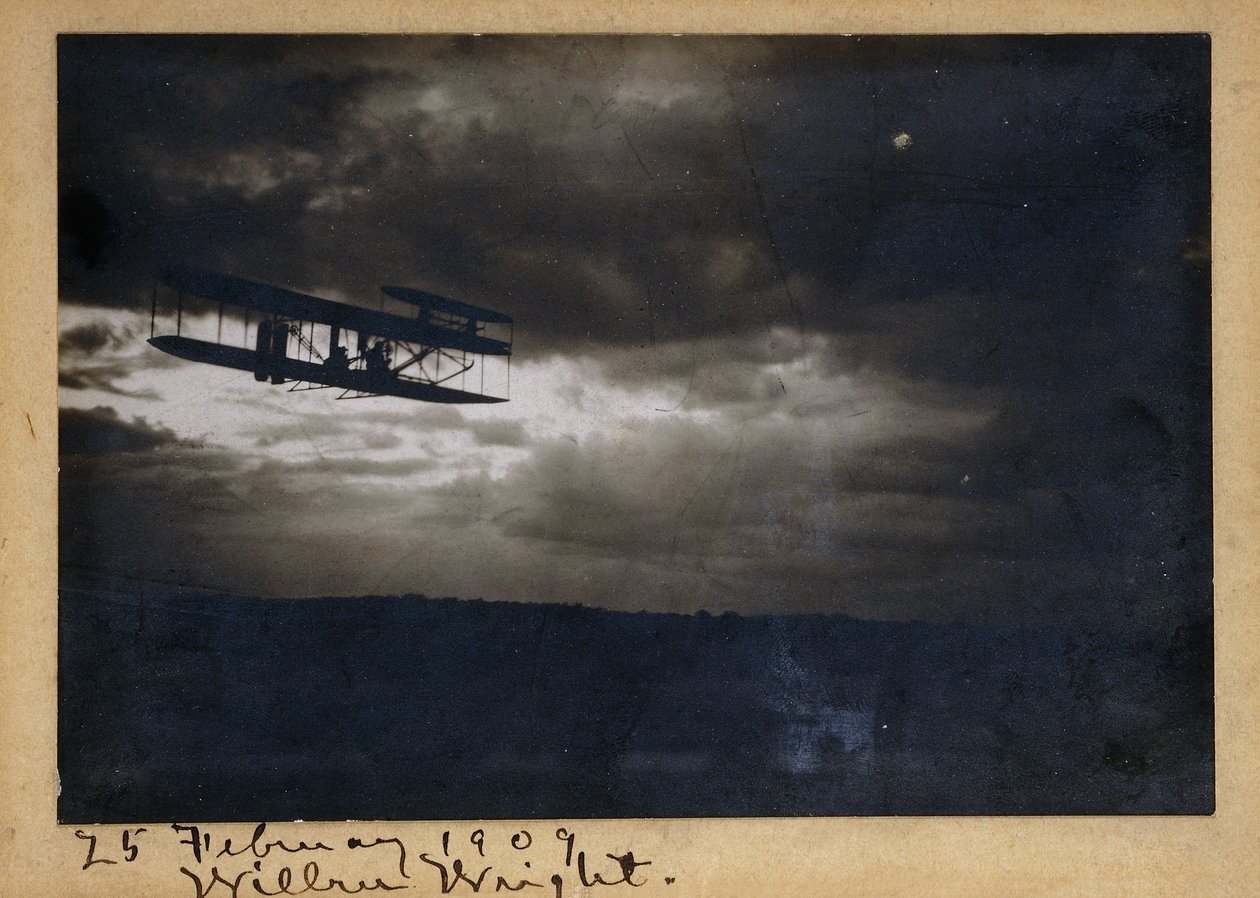 Wilbur Wright za letu, s autografem "Wilbur Wright" a datem "25. února 1909", asi 1909 (želatinový stříbrný tisk, na paspartě, inkoust) od Unknown photographer