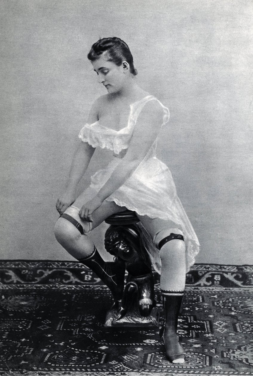 Žena ve spodním prádle (deshaville) kolem roku 1885 Anonymní fotografie (černobílá fotografie) od Unknown photographer