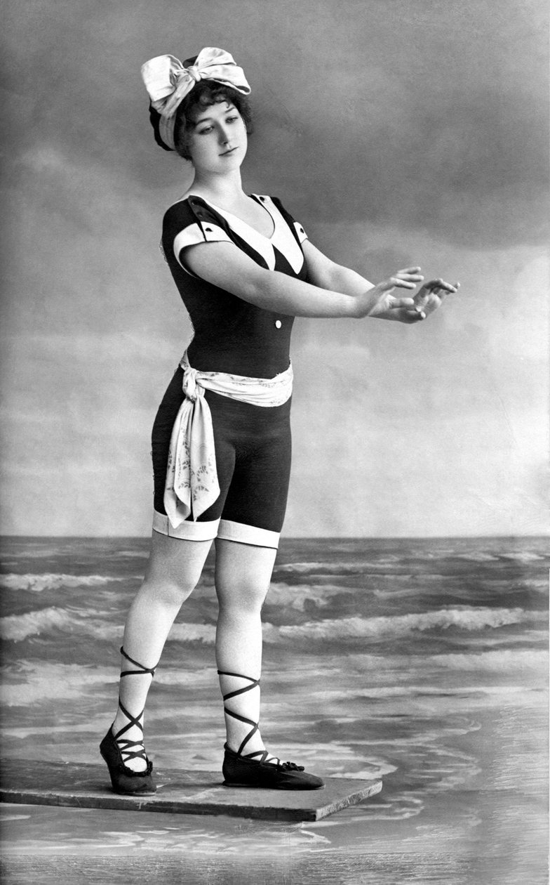 Žena v plavkách a plážové obuvi. od Unknown photographer