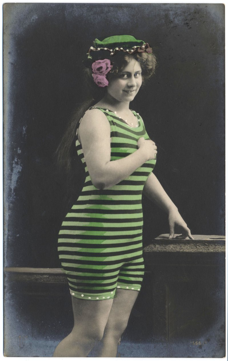 Žena v plavkách, c. 1910 (pohlednice) od Unknown photographer