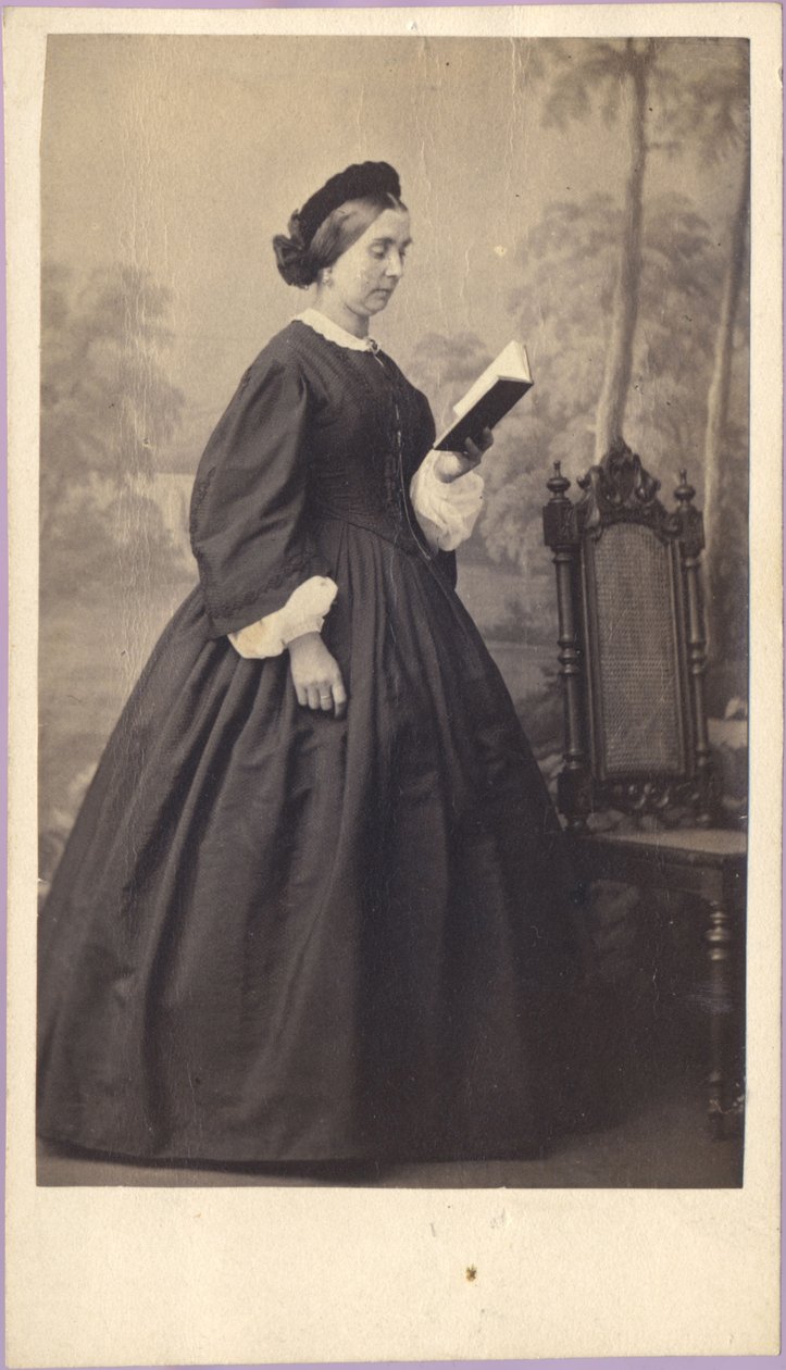 Žena s knihou, asi 1860 (fotografie) od Unknown photographer