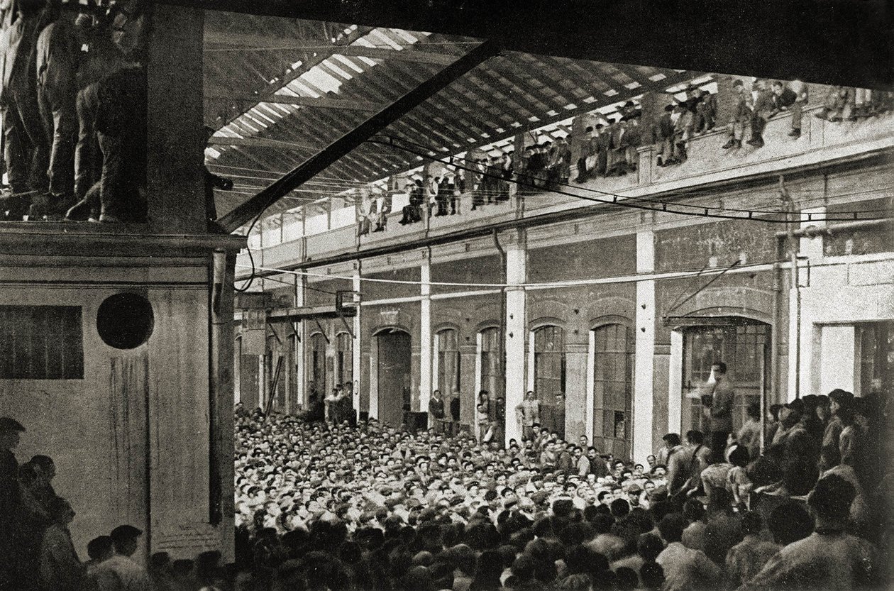 Dělníci shromáždění v továrně v Turíně během Biennio Rosso v roce 1920, Dějiny dělnického hnutí (čb foto) od Unknown photographer