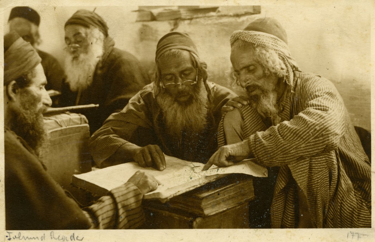 Jemenští židovští muži studují svaté texty, Jeruzalém, asi 1900 (čb fotografie) od Unknown photographer