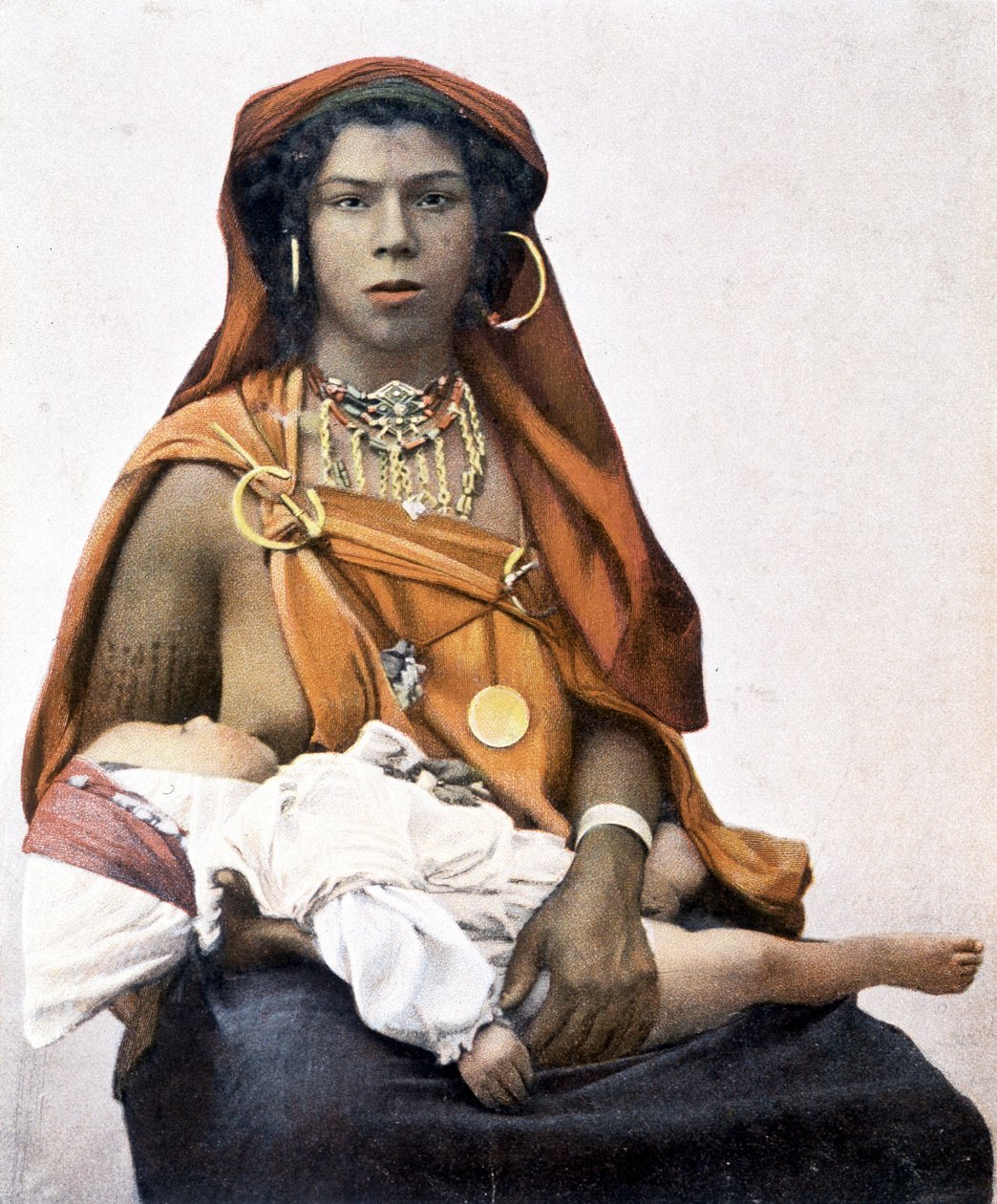 Mladá berberská žena kojí dítě. Fotografie 19. století. od Unknown photographer