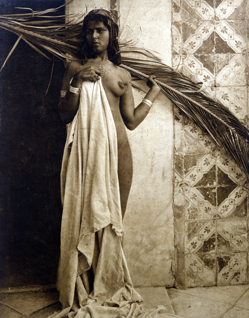 Mladá berberská žena pózuje nahá. Fotografie kolem roku 1890 od Unknown photographer