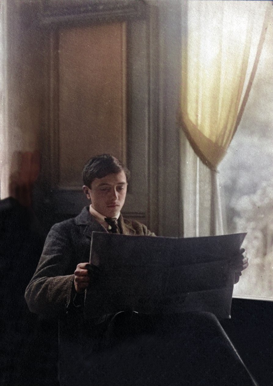 Mladý muž čte ranní noviny, Francie od Unknown photographer