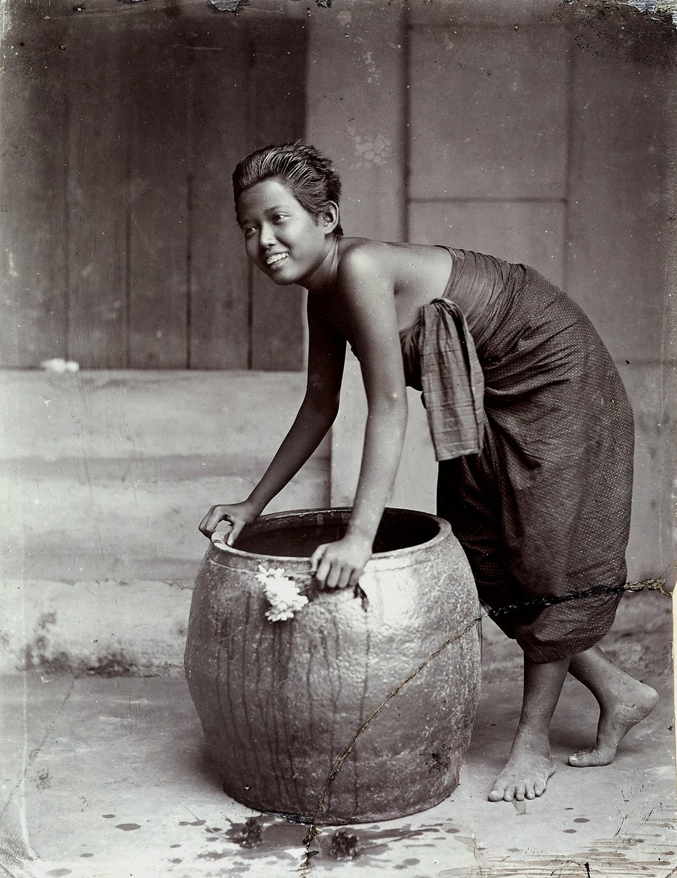 Mladá usměvavá Thajka, která tlačí velký kontejner od Unknown photographer