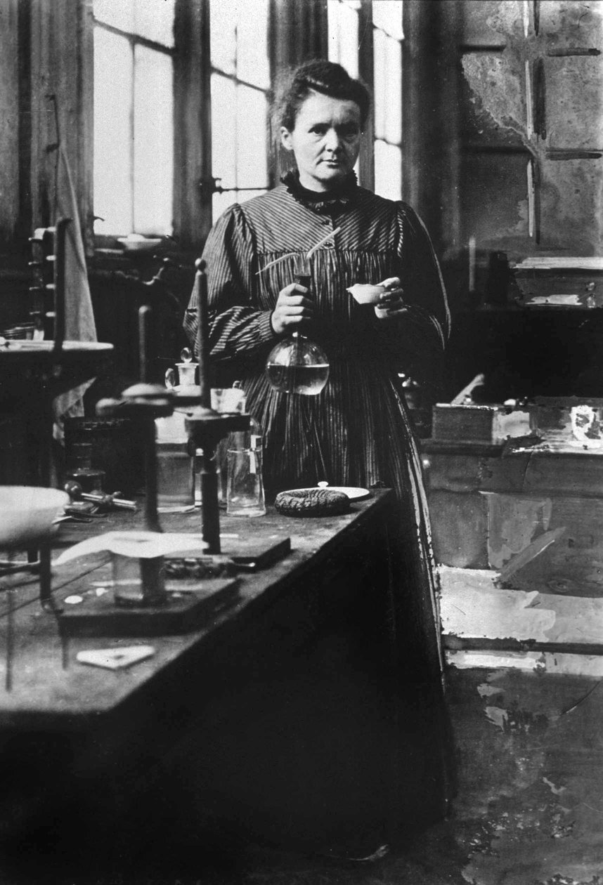 francouzská fyzička Marie Curie (1867-1934) Nobelova cena za fyziku v roce 1903 a Nobelova cena za chemii v roce 1911, zde ve své 1. laboratoři v Paříži v roce 1898 od Unknown photographer