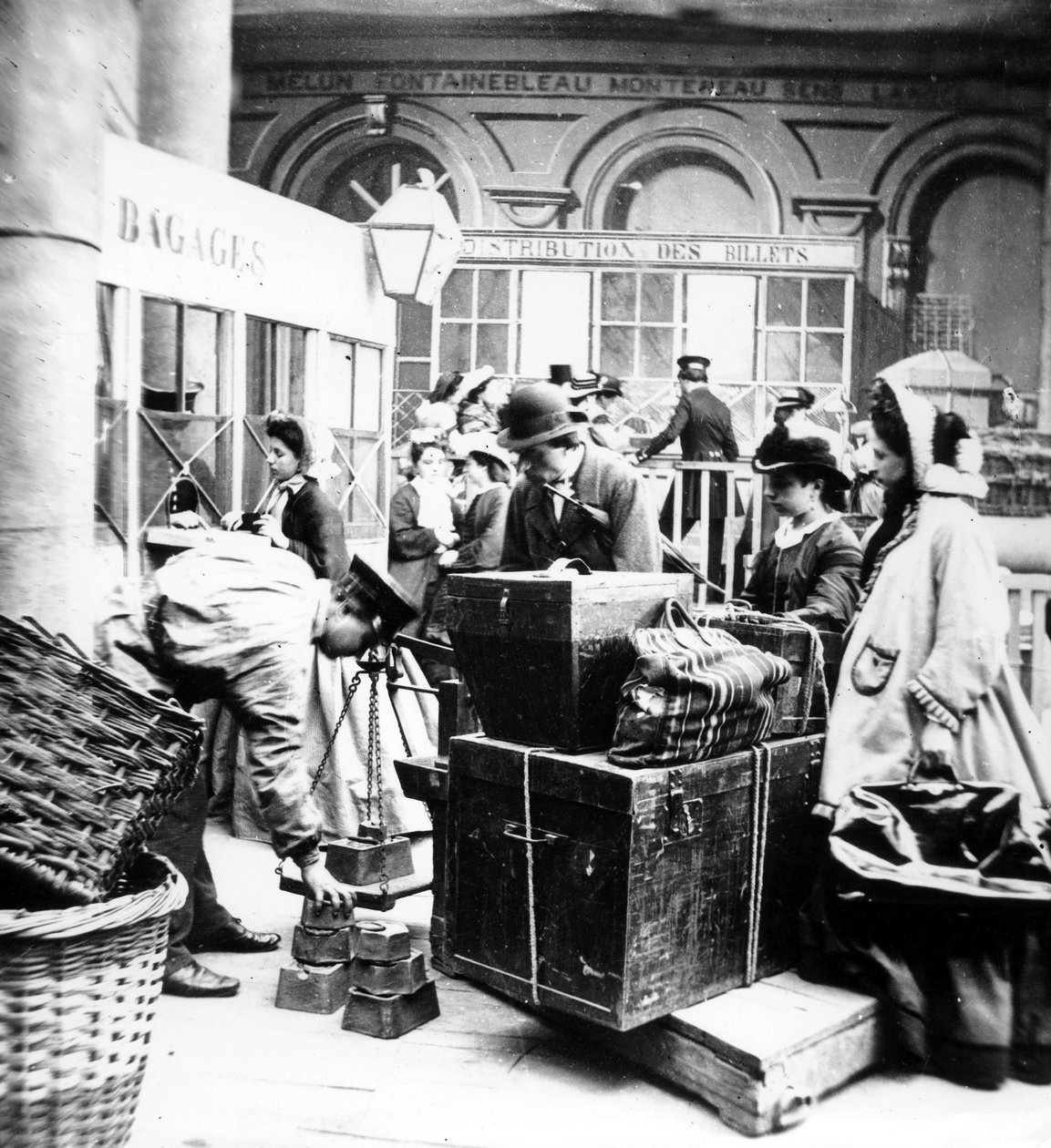 cestující dohlížející na vážení zavazadel na Gare de Lyon v Paříži, v době Druhého císařství ve Francii od Unknown photographer