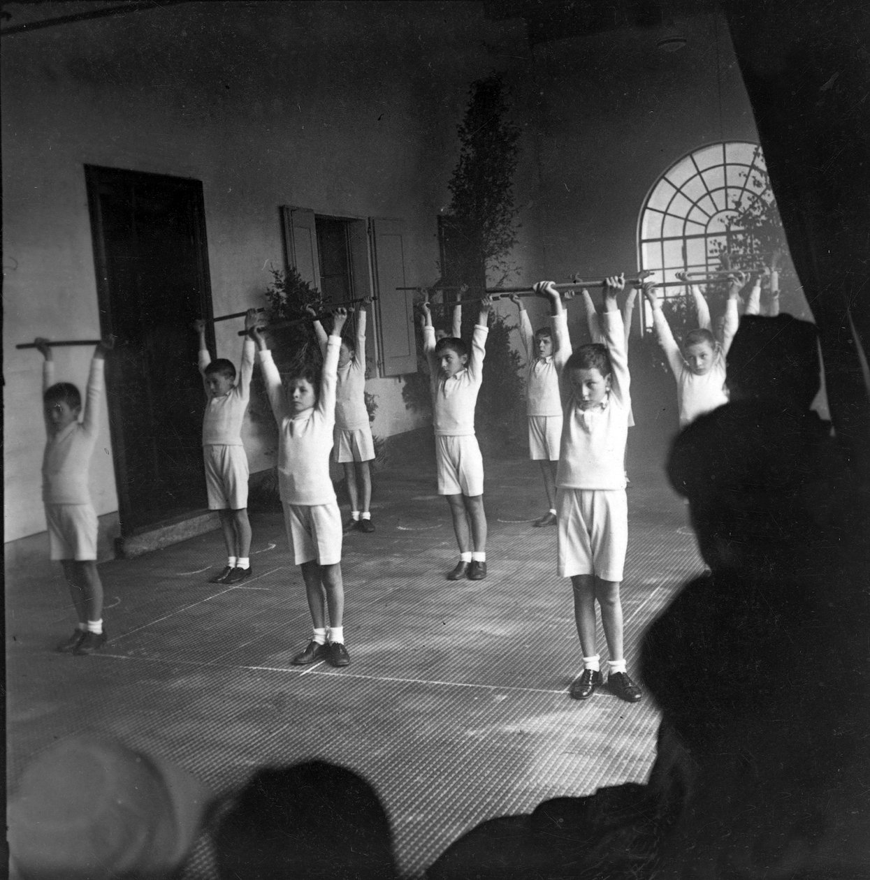 sport, tělesná výchova, školní tělocvična od Unknown photographer