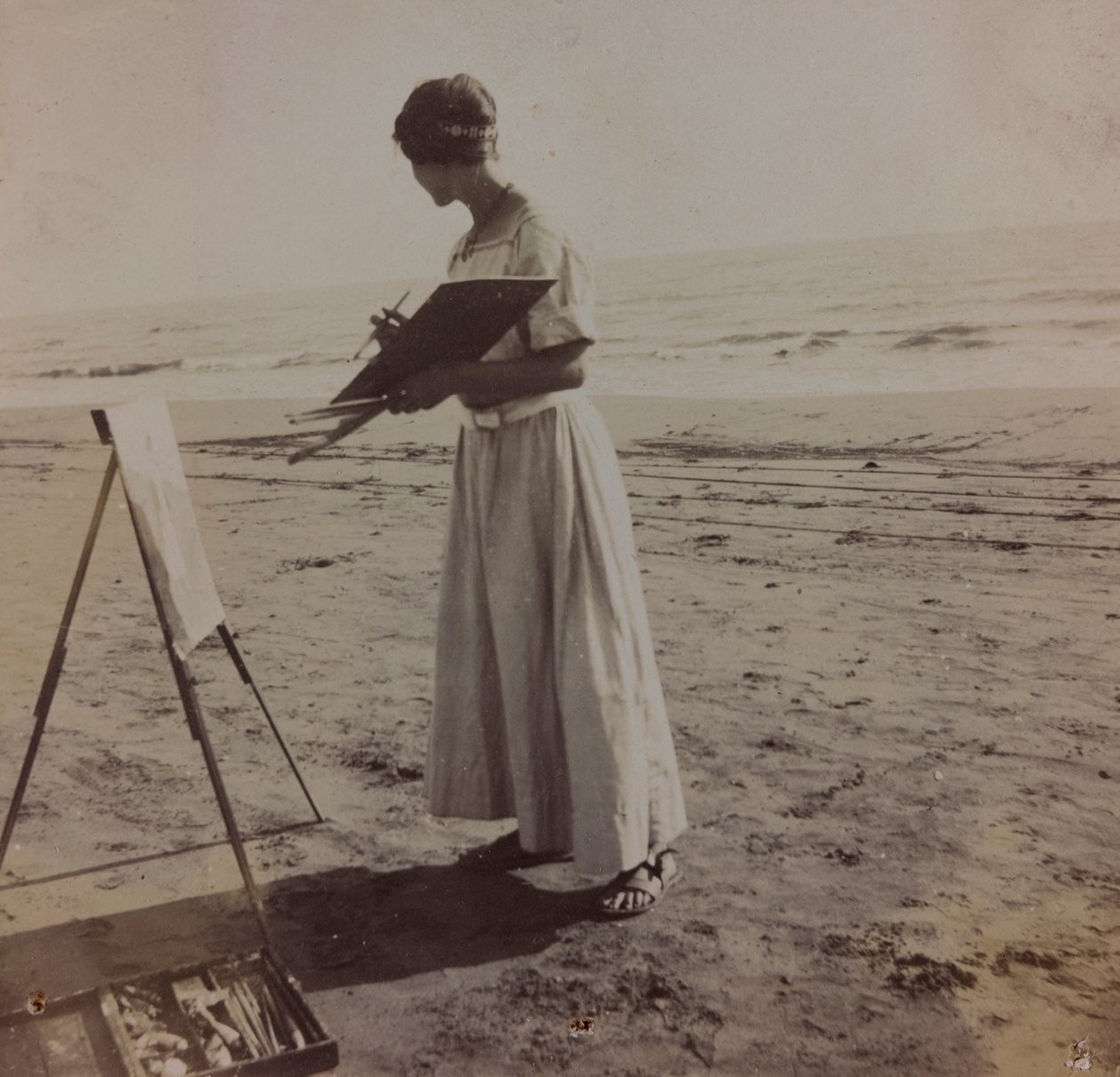 mladý malíř na pláži ve Forte dei Marmi, Itálie od Unknown photographer