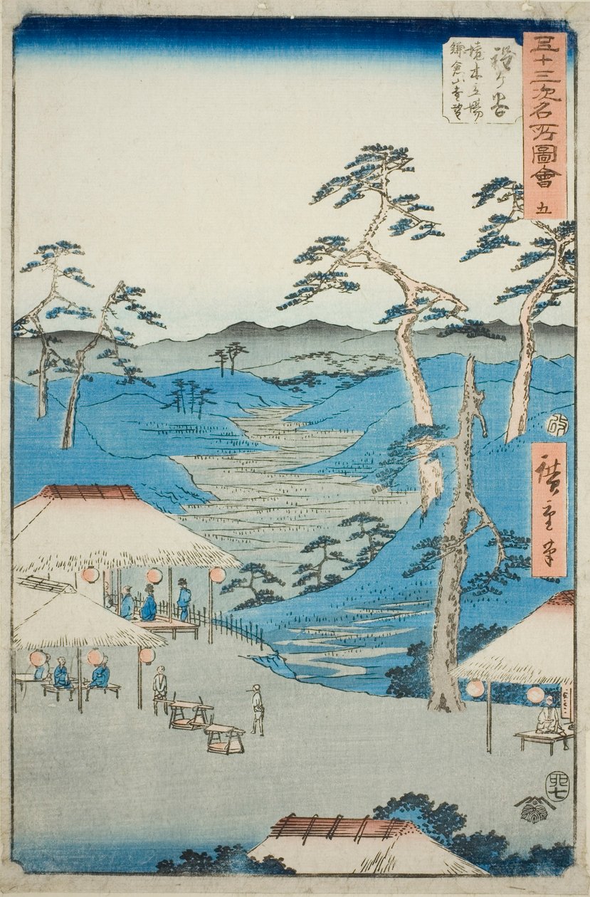 Hodogaya: Pohled do dálky na pohoří Kamakura z Rest House u hraničního stromu (Hodogaya, Kyoboku tateba Kamakura yama enbo), č. 5 ze série „Slavné památky padesáti tří stanic (Gojusan tsugi meisho zue)“, známé také jako Verti od Utagawa Hiroshige