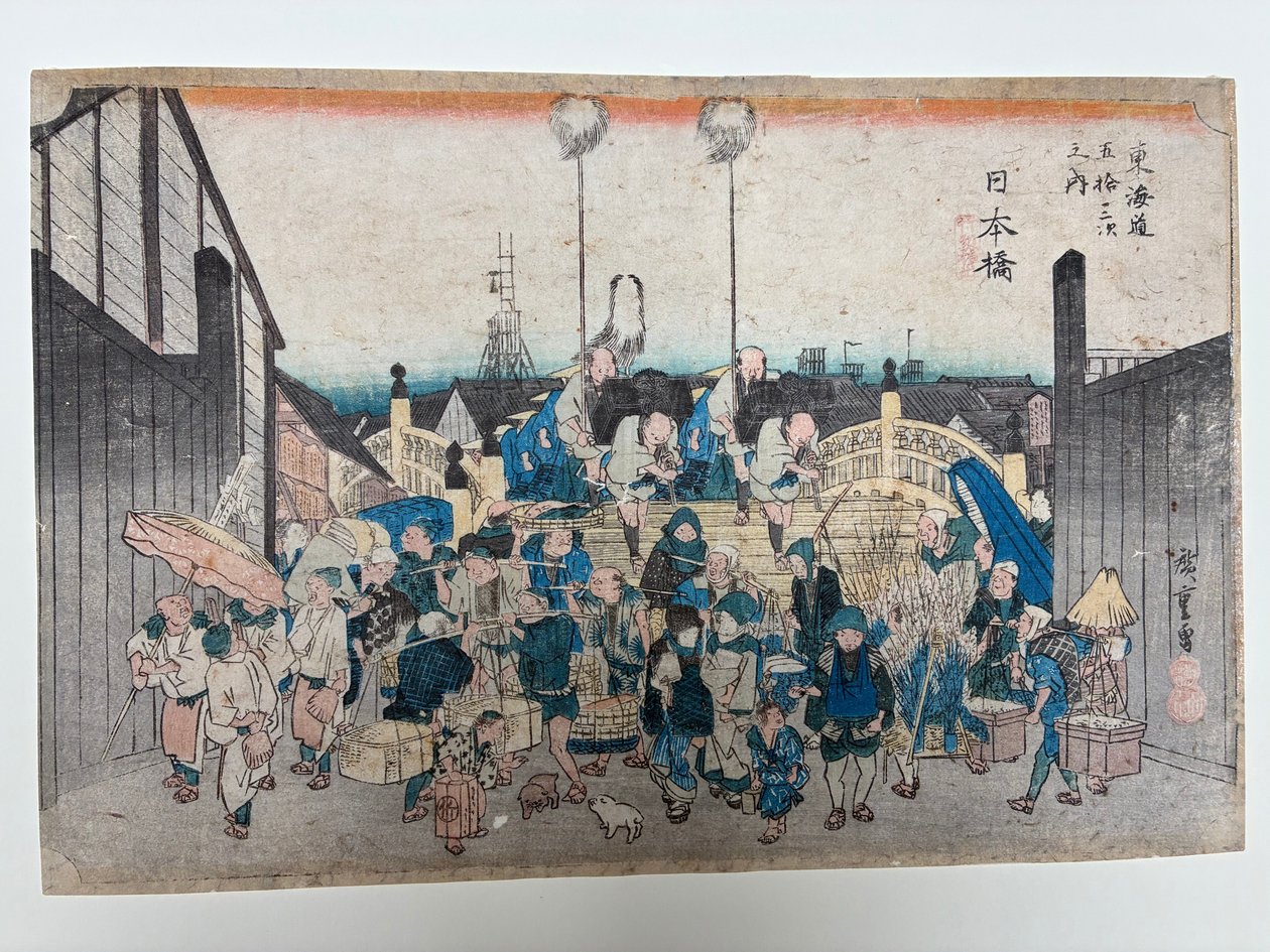 Nihonbaši,  Odjezd daimjóova průvodu, ze série „Padesát tři stanice na cestě Tókaidó“ od Utagawa Hiroshige