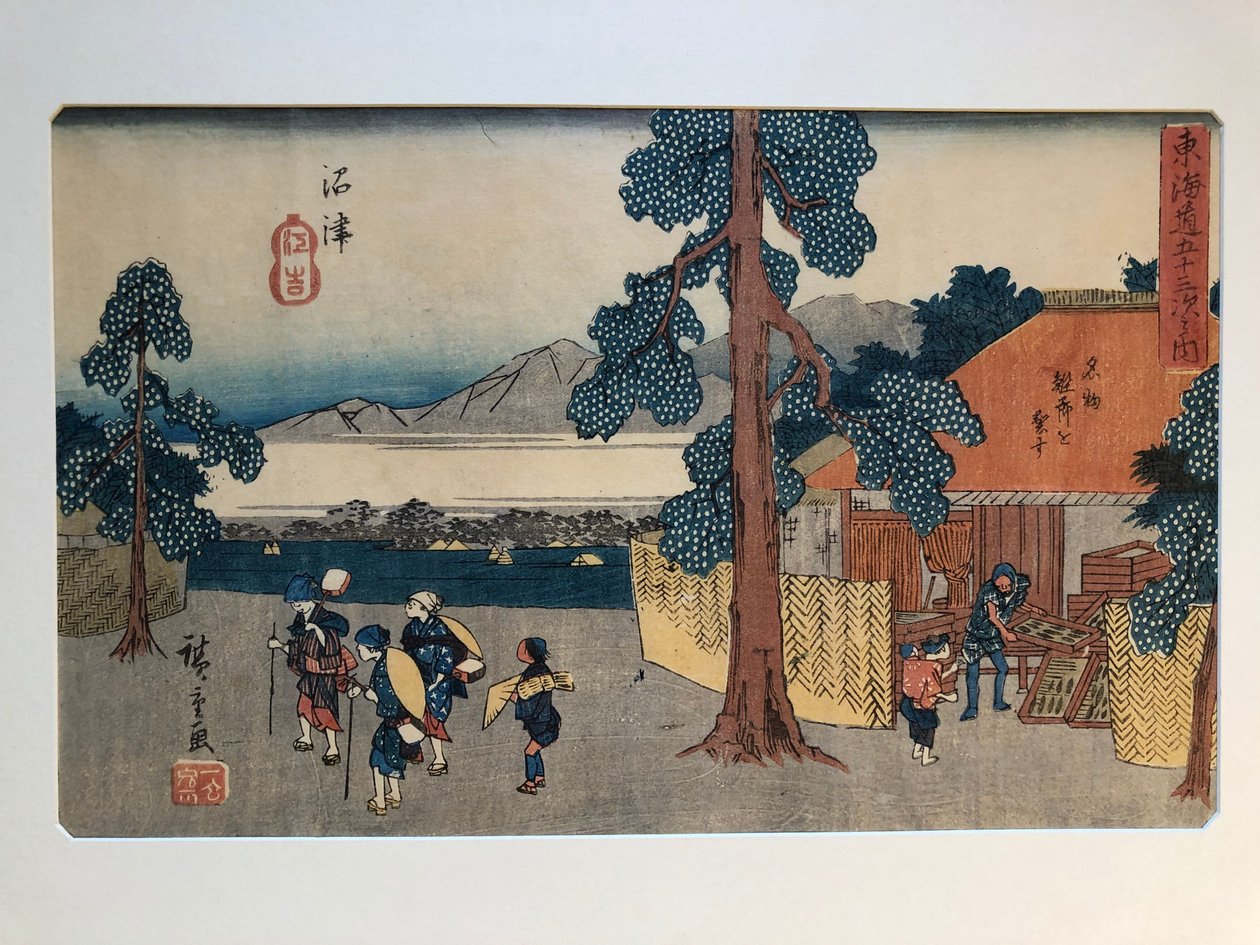 Numazu, ze série „Padesát tři stanice na cestě Tōkaidō“, známé také jako „Gyōsho Tōkaidō“ od Utagawa Hiroshige