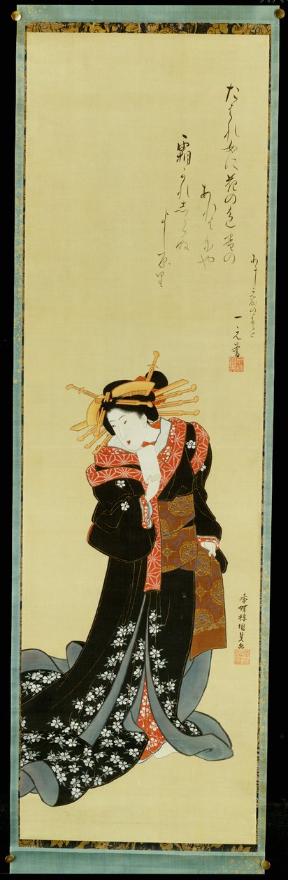 Stojící kurtizána v černém kimonu s bílými květy drží svazek papíru od Utagawa Kunisada