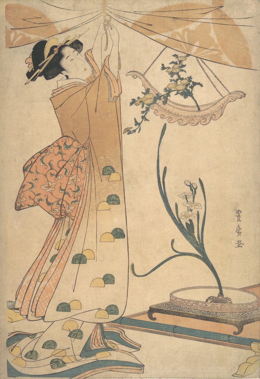 Žena uvazující závěs, květinová aranžmá z chryzantém v lodi ve tvaru Ha..., ca. 1805. od Utagawa Toyohiro