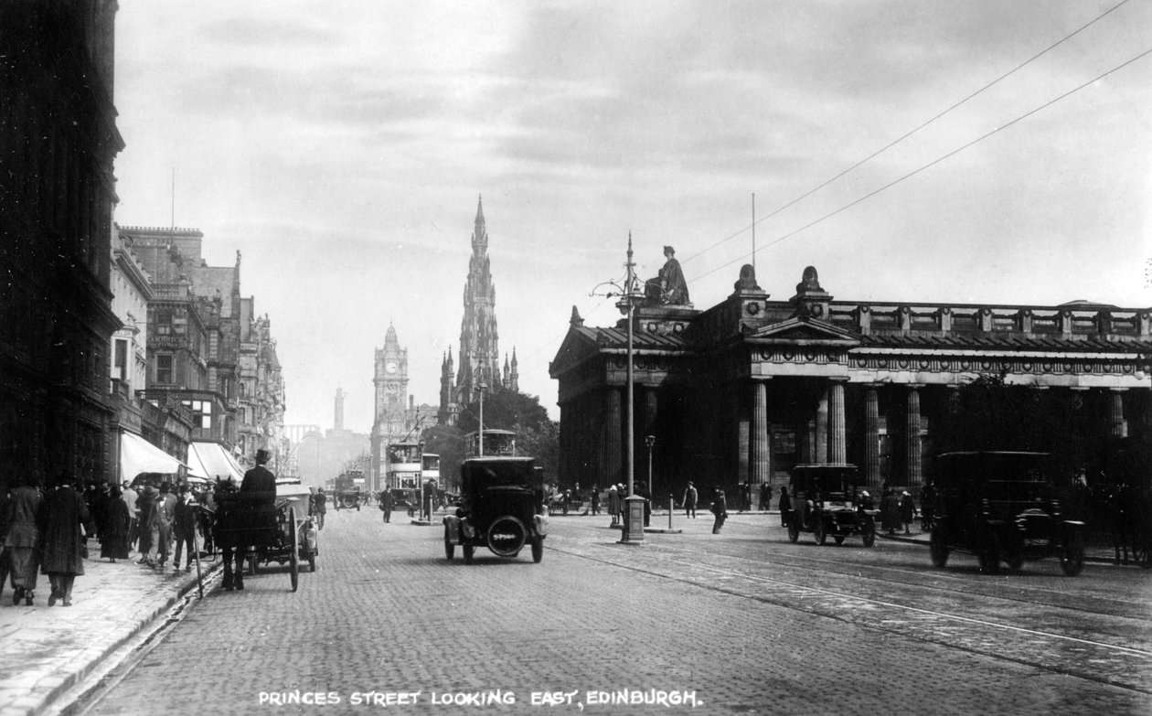 Při pohledu na východ podél Princes Street, Edinburgh, počátek 20. století. od Valentine and Sons Ltd