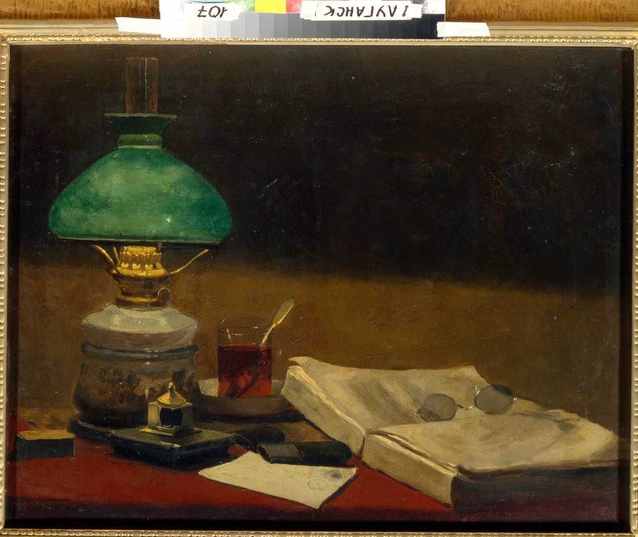 ""Nature morte"" (Zátiší) Kniha, stolní lampa, sklenice a šálek čaje - Malba Vasilije Polenova (1844-1927) Olej na plátně Rozměr 61,3x79,3 cm Regionální muzeum umění, Lugansk od Vasilij Dmitrievich Polenov
