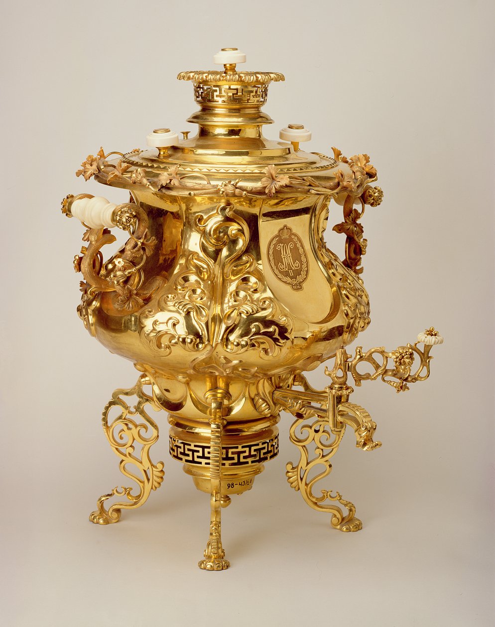 Samovar (měď, zlato a slonovina) od Vasiliy Batashov