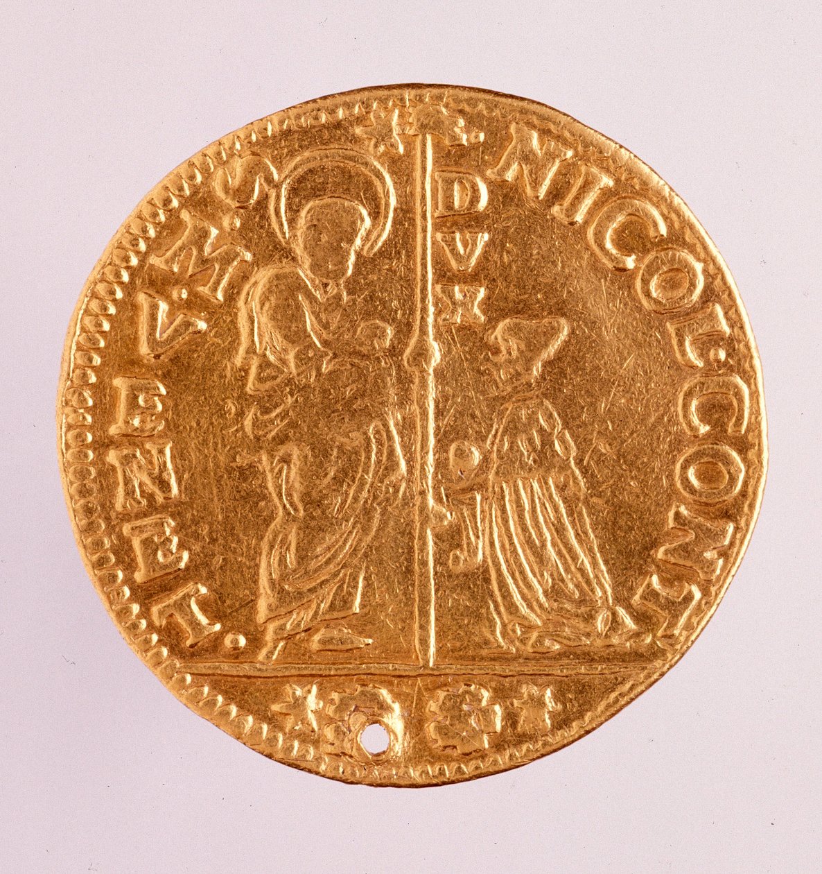 Zlatá mince (zecchino nebo flitr) z Benátské republiky: vláda dóžete Nicola Contariniho (1630-1631). Průměr 3,4 cm Řím, národní termín muzeum od Venetian School