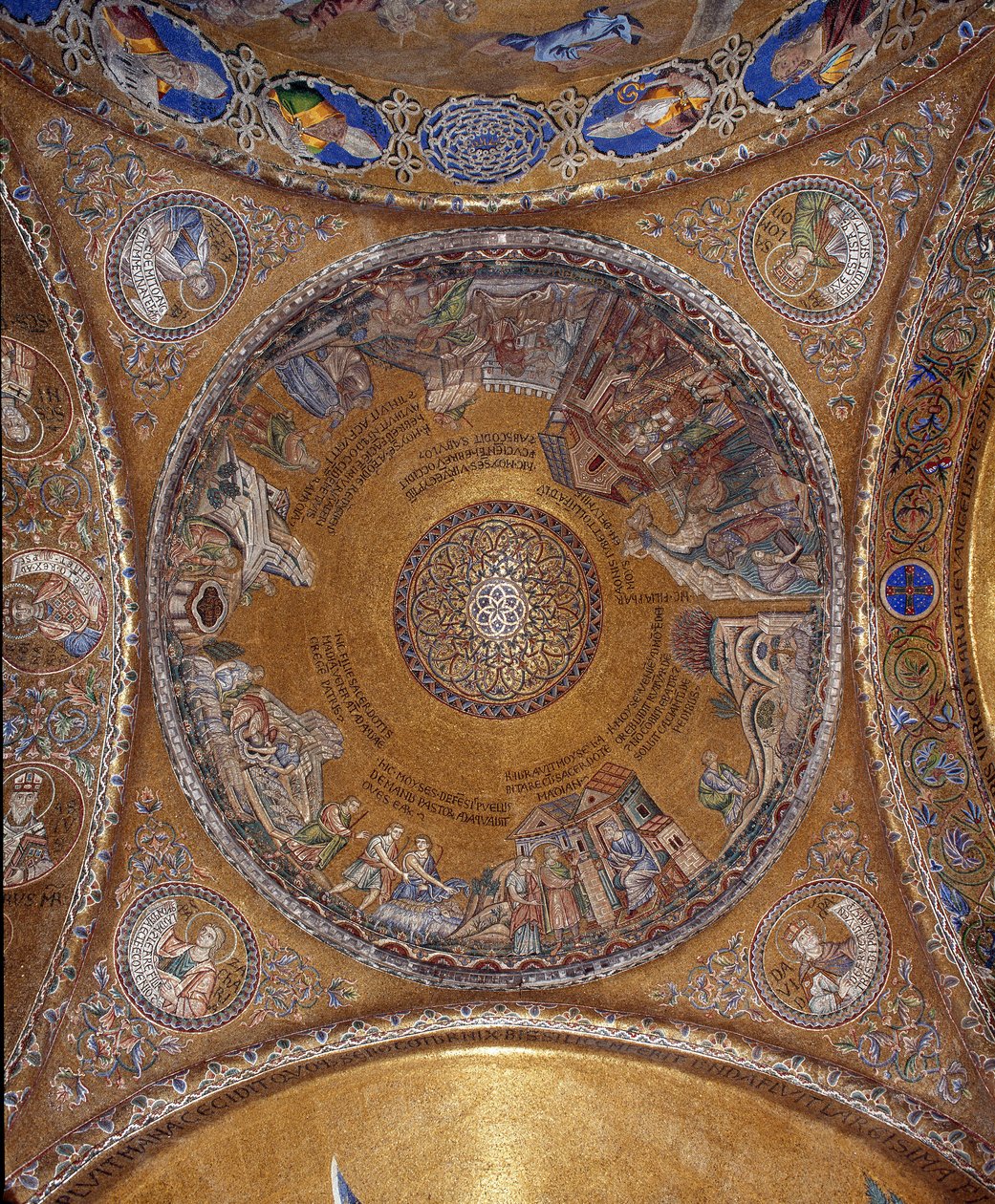 Pohled na kopuli s mozaikami na zlatém pozadí (románský a byzantský styl) ilustrující Mojžíšův život. V přívěscích čtyři proroci Šalamoun, David, Zachariáš, Malachiáš. Počátek 13. stol. Bazilika San Marco (Bazilika sv od Veneto Byzantine School