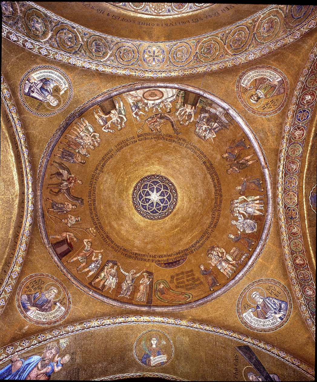 Pohled na kopuli s mozaikami na zlatém pozadí od Veneto Byzantine School