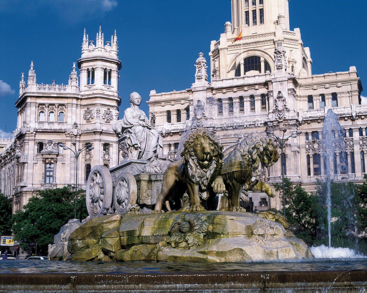 Fontána Cybele představující bohyni Cybele na voze taženém dvěma lvy, postavená v roce 1782 Venturou Rodriguezem (1717-1785), za ní, pohled na Palais des Communications, Plaza de Cibeles, Madrid (foto) od Ventura Rodríguez