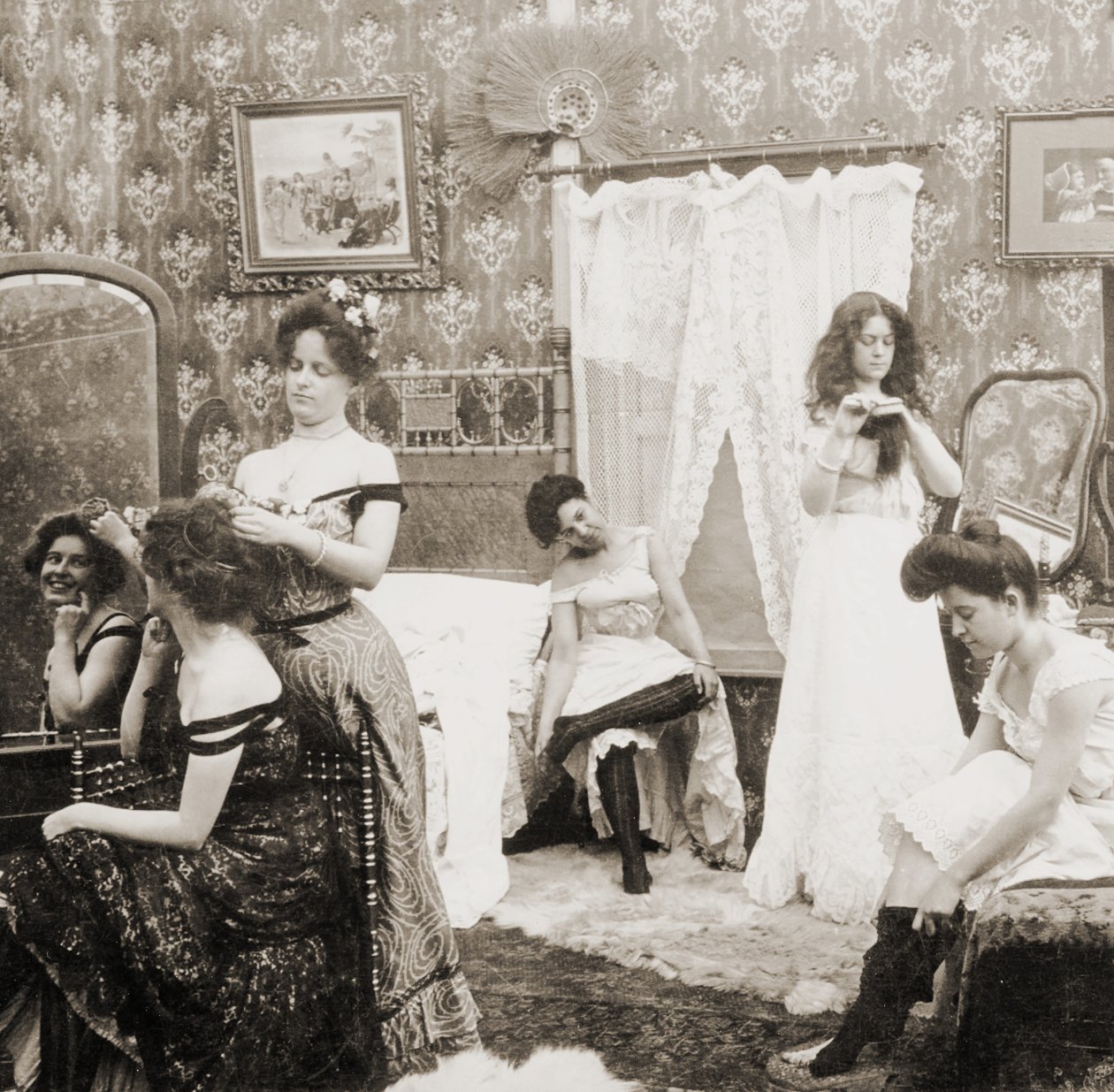 "Oblékání na ples", asi 1900 (sépiová fotografie) (viz také 473245) od Vermont, USA H.C. White Company