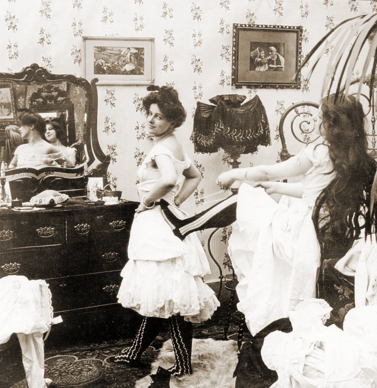 Stereoskopická karta zobrazující ženu sešněrovanou do korzetu, cca 1900 (sépiová fotografie) (viz také 473243) od Vermont, USA H.C. White Company