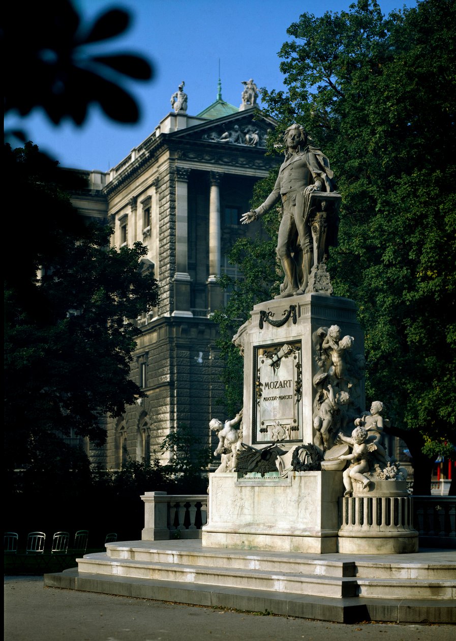 Památník na poctu rakouskému skladateli Wolfgangu Amadeovi Mozartovi (1756–1791). Socha Victora Tilgnera (1844-1896) 1896. Vídeň, Burggarten, Rakousko od Victor Tilgner