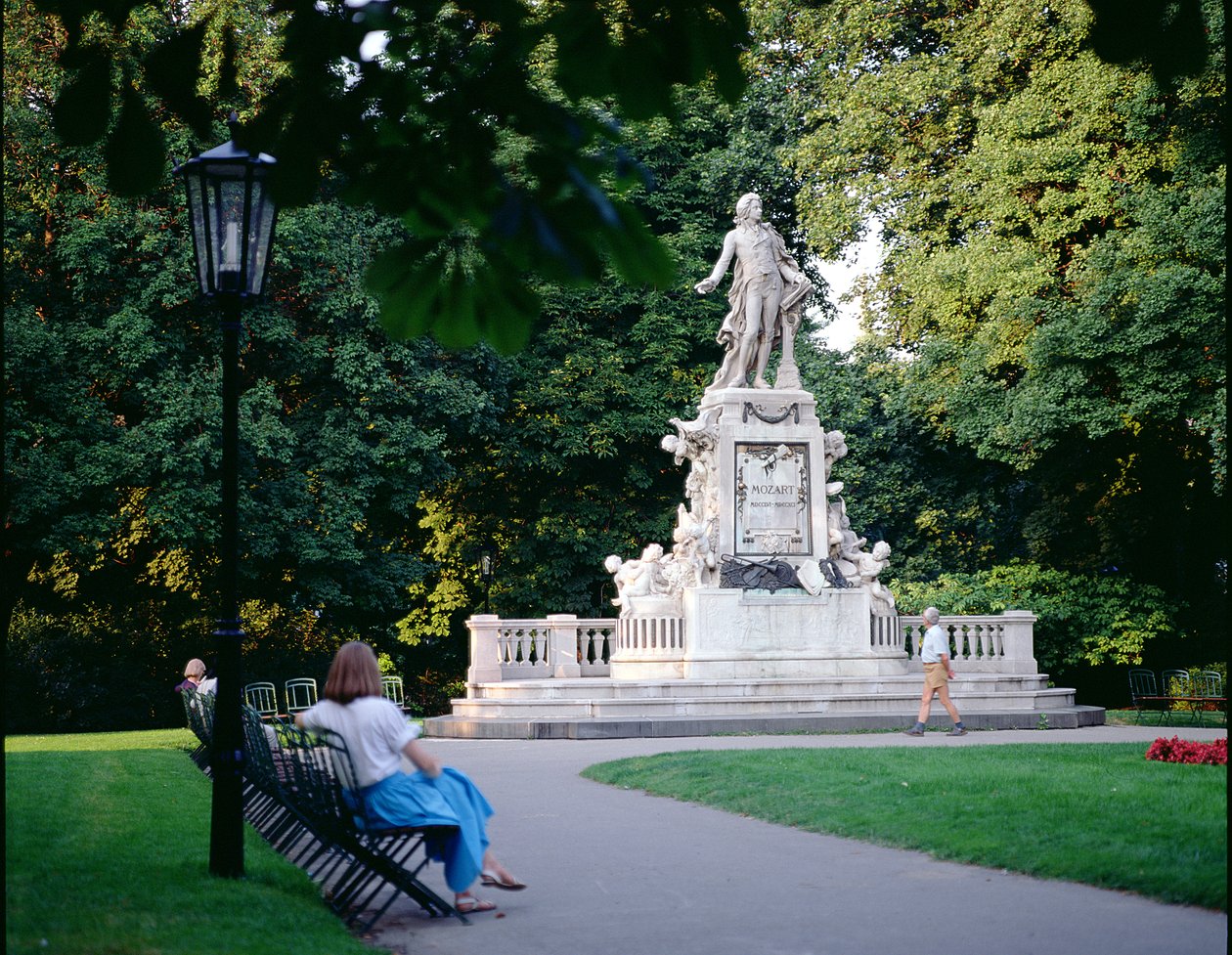 Pomník Mozarta, postavený 1896, Burggarten (foto) od Victor Tilgner