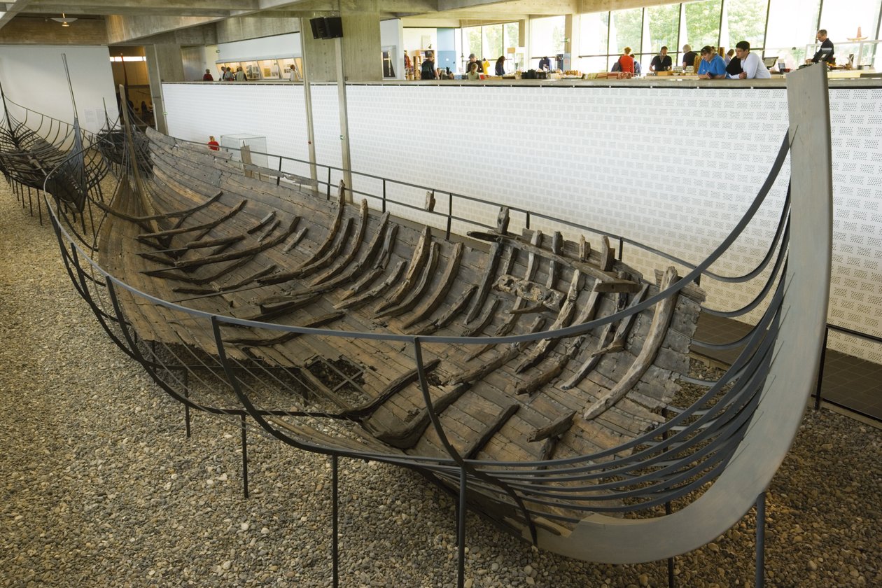 Zachovalý a rekonstruovaný dlouhý člun od Viking