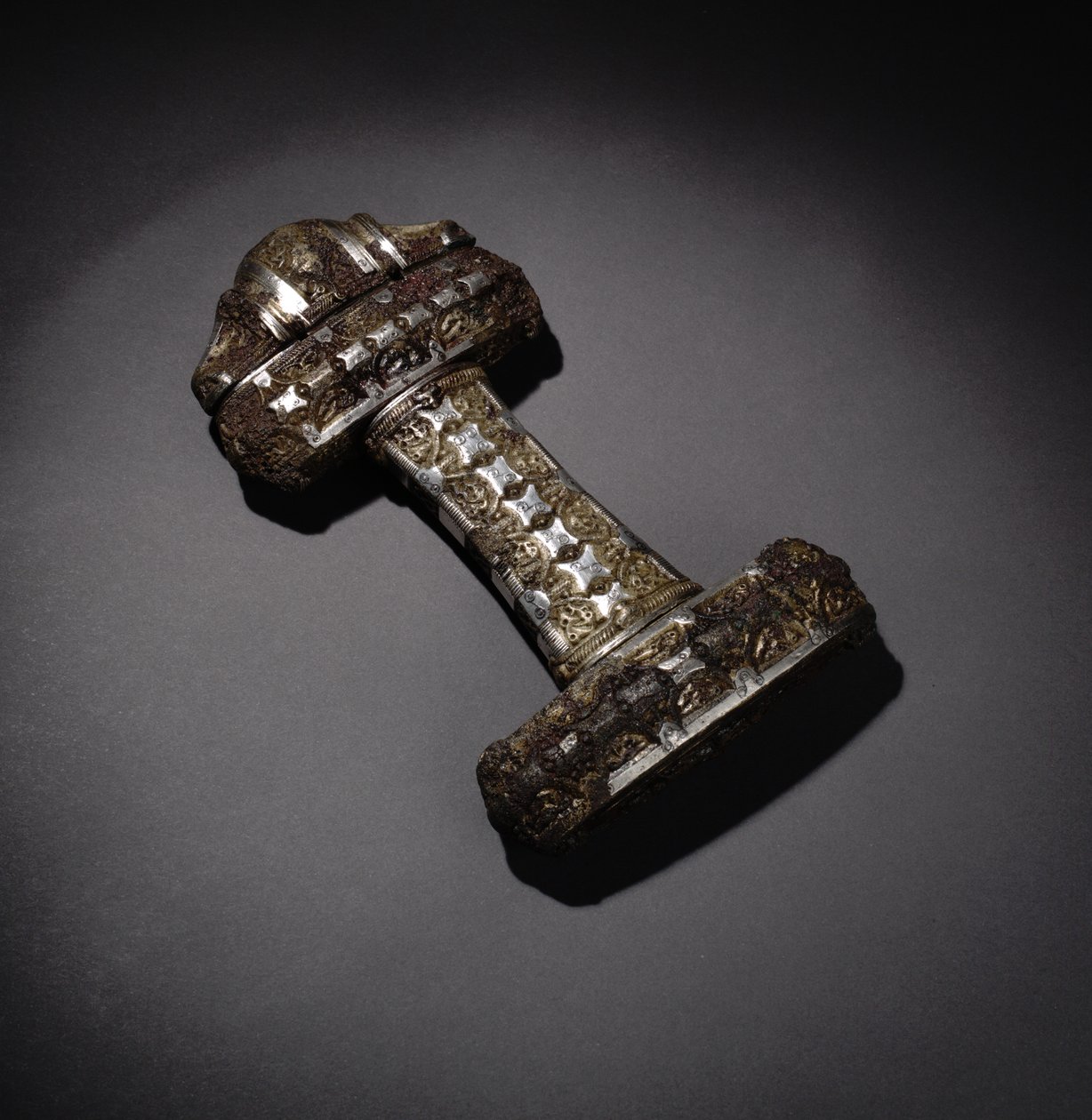 Jílec meče, z Eiggu, Skotsko (bronz, stříbro, zlacení a niello) od Viking