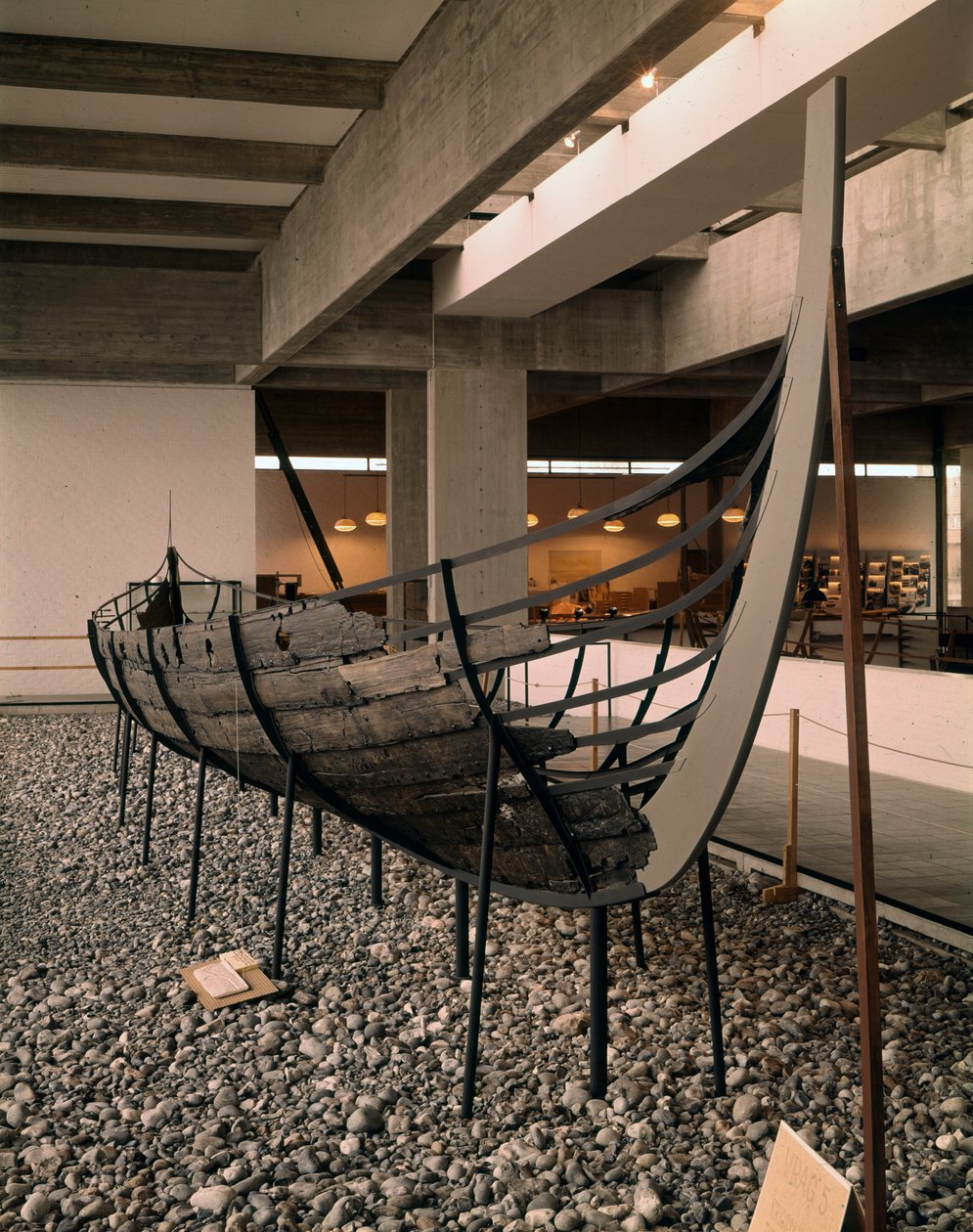 Vikingská loď (drakkar nebo Langskip) nalezená ve fjordu Roskilde, Dánsko, kolem roku 1030 (dub, borovice, jasan a olše) od Viking