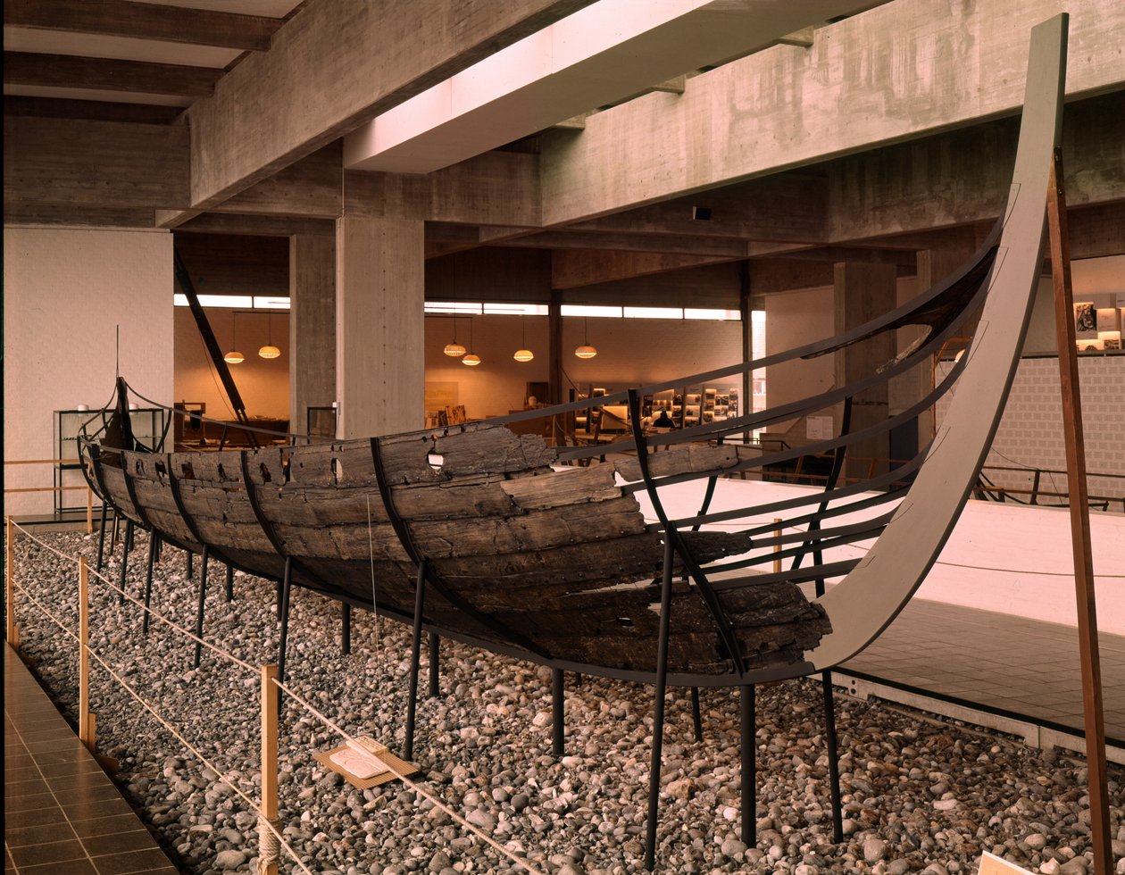 Vikingská loď (drakkar nebo Langskip) nalezená ve fjordu Roskilde, Dánsko, kolem roku 1030 (dub, borovice, jasan a olše) od Viking