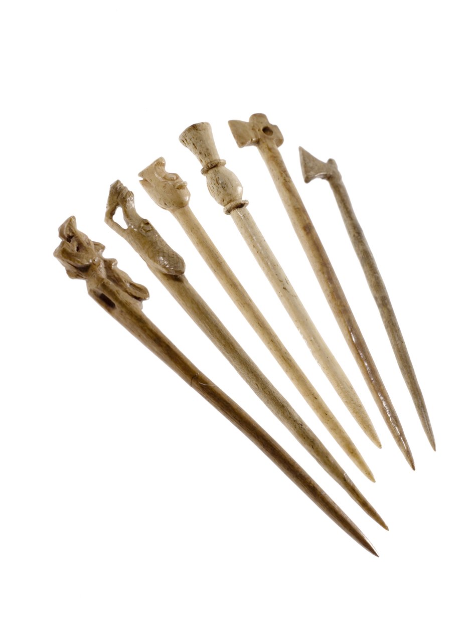 Špendlíky nebo sponky do vlasů se zvířecí hlavičkou, z Jarlshof, Shetland, 850-1100 AD (kost) od Viking Viking