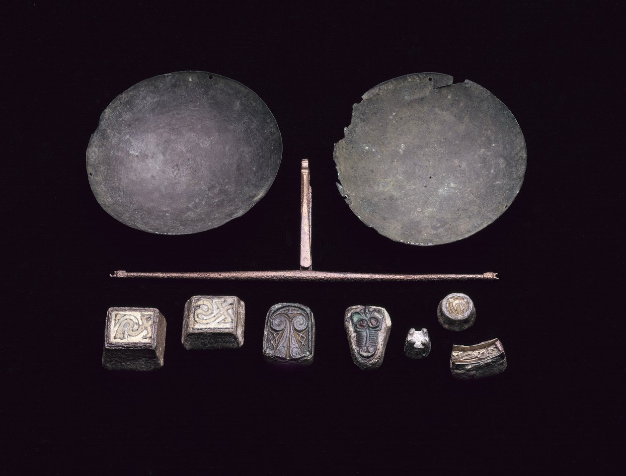 Kladina pro sadu vah, z pohřbu vikingské lodi v Kiloran Bay, Colonsay, Argyll, 875-925 AD (bronz) od Viking Viking